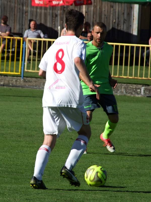 Druhý tým v tabulce I. A třídy - skupiny B Náměšť-Vícenice (v zeleném) po několika vysokých výhrách se tentokrát na vítězství proti zodpovědně bránícím mladíkům HFK Třebíč (na snímku) nadřel.