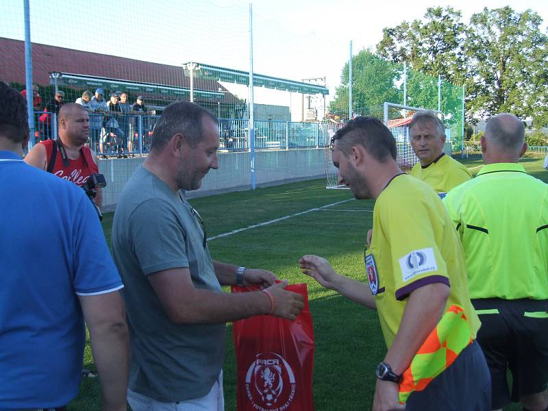 Ocenění po okříšském finále Poháru OFS Třebíč dostala trojice rozhodčích, poražený tým Starče a vítěznou trofej pak z rukou předsedy Okresního fotbalového svazu Radka Zimy převzal kapitán Náměště-Vícenic Lukáš Vrba.