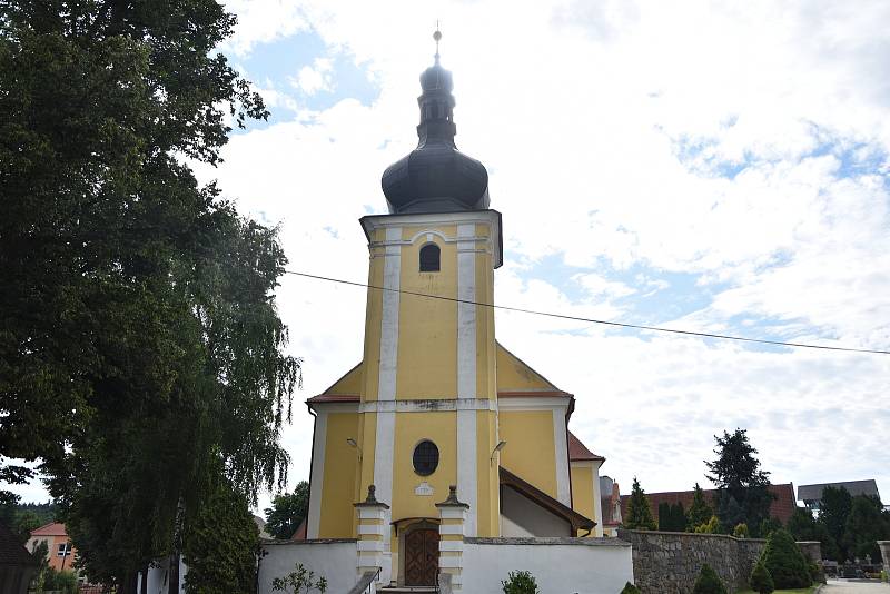 Nové zvony nesou jména svatý Josef Maria, který odpovídá parametrům rekvírovaného zvonu. Druhý je zvon svatý Jan Pavel II. - Boží milosrdenství a odpovídá puklému zvonu