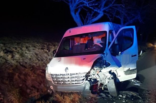 Ranní nehody na Třebíčsku: auto vylétlo se silnice, dodávka se srazila s osobním