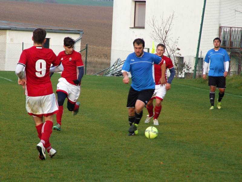 Fotbalisté Nedvědice (v červeném) předvedli ve Starči bezchybnou obranu. „Odehráli jsme to hodně defenzivně,“ řekl po utkání hrající kouč hostí Michal Havlíček.