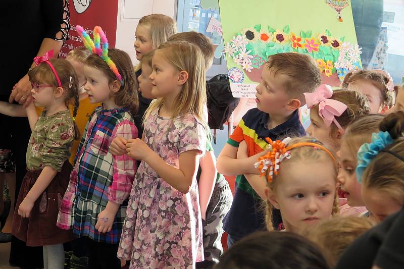 Na vernisáži vystoupily děti z česko-anglické školky Na Hradě.