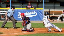 Baseballisté Třebíče nekompromisně trestali chyby SaBaT Praha. Po jedné z nich dobíhá pro bod Marek Krejčiřík, který poslední tři směny utkání zakončil jako nadhazovač.