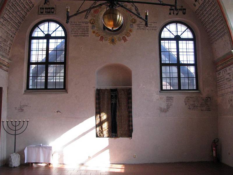 Oponu v Zadní synagoze, která zakrývá schránku na tóru, prohlásilo Ministerstvo kultury ČR za kulturní památku.