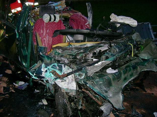 Při vážné dopravní nehodě, ke které došlo v pátek nad ránem na silnici číslo I/38 ve směru na Jihlavu mezi Svatým Křížem a Květnovem, zemřeli dva muži.