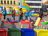 Že vzdělávání kolem třídění odpadu může být také zábava, ukázala skupina studentů v sobotu na Karlově náměstí v Třebíči. 