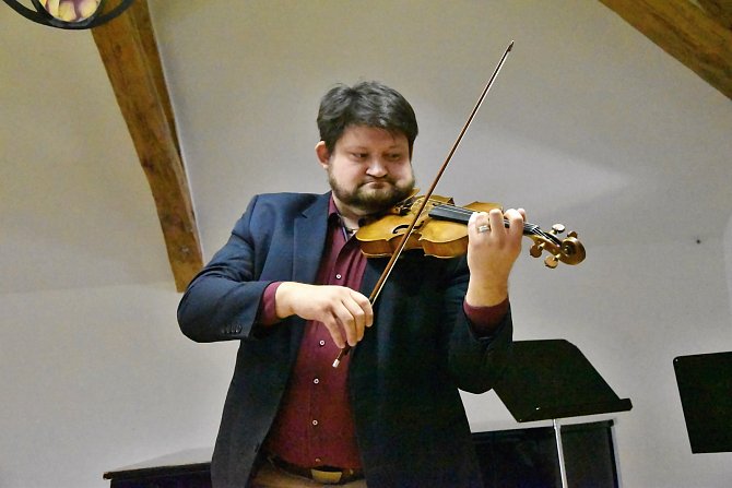 Ředitel Základní umělecké školy Hrotovice Jakub Lojda je vystudovaný houslista.