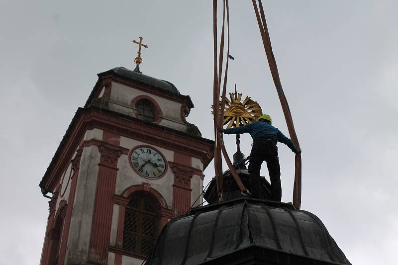 Snímání horní stříšky, takzvané lucerny, která je součástí střechy chrámu sv. Markéty v Jaroměřicích nad Rokytnou.