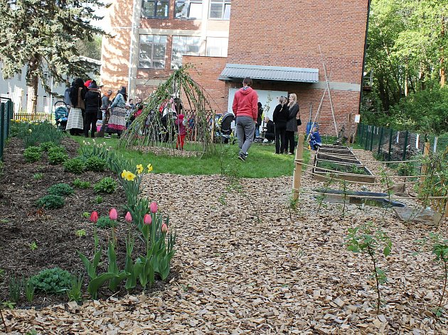OBRAZEM: Děti ze školky mají novou přírodní zahradu