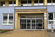 Na SPŠ Třebíč napadl žák nožem zaměstnankyni školy. Incident vyšetřovala policie, zasahovali i záchranáři.