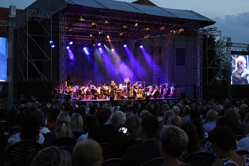 Koncert Tomáše Kluse s Moravskou filharmonií Olomouc ve Valči na Třebíčsku.