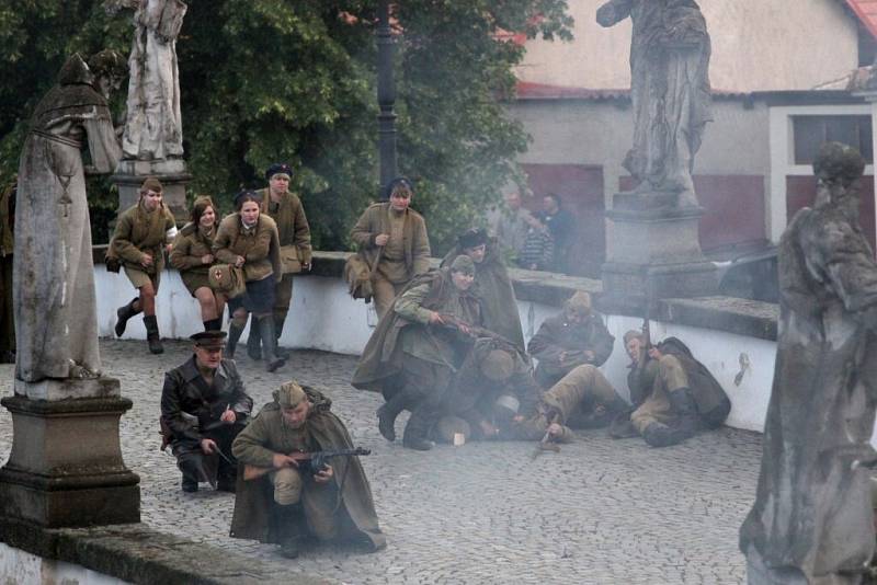 V Náměšti nad Oslavou na Masarykově náměstí se konala rekonstrukce boje osvobozování města.