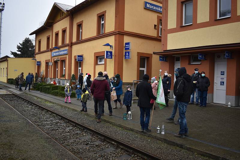 V sobotu dopoledne si jemničtí skauti přijeli pro Betlémské světlo do Moravských Budějovic.