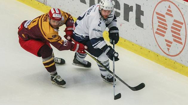  O první domácí prohře Jihlavy v letošním play-off první ligy rozhodly přesilové hry. Dukla dvojnásobnou početní výhodu v gól nepřetavila, Kladno ano.