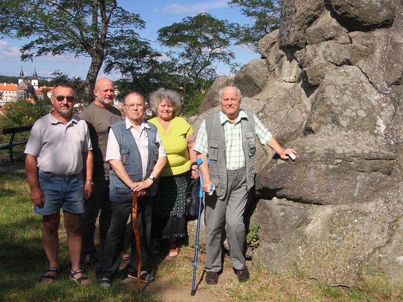 Společné foto autorů knihy. Zleva Emanuel Nožička, Karel Průša, Jan Horký, Marie Dvořáková a František Peštál. 