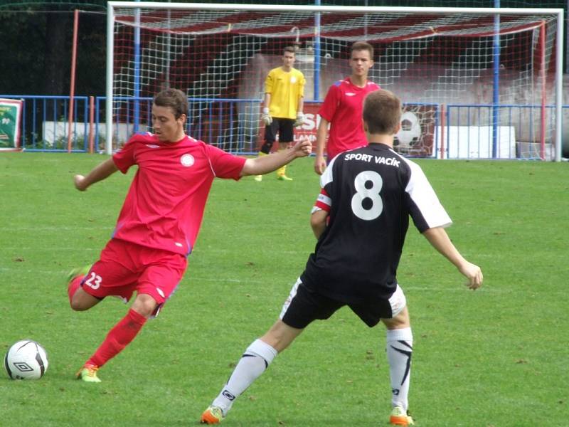 Starší dorostenci HFK Třebíč (v červeném) v domácím utkání 5. kola divize D soupeře z Pelhřimova vůbec nešetřili a na cestu domů rivalovi ze západu Vysočiny přibalili pět gólů.