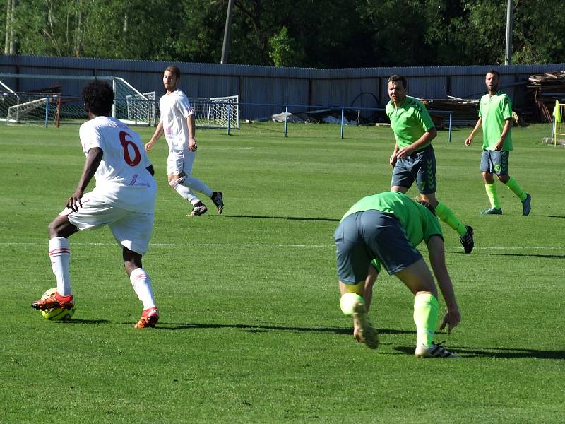 Druhý tým v tabulce I. A třídy - skupiny B Náměšť-Vícenice (v zeleném) po několika vysokých výhrách se tentokrát na vítězství proti zodpovědně bránícím mladíkům HFK Třebíč (na snímku) nadřel.