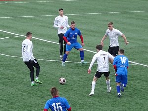 V předehrávkách 19. kola moravskoslezské divize D zvítězili fotbalisté Pelhřimova (bílé dresy) v Polné 1:0. Naopak Velké Meziříčí (v modrém) podlehlo 0:2 Líšni B.