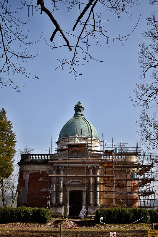 Hrobka šlechtického rodu Pallavicini prochází rozsáhlou rekonstrukcí