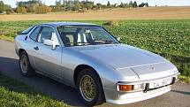 Porsche 924 Rostislava Fišera z Třebíče vozilo dříve i Bonna Scotta z proslulé hardrockové skupiny AC/DC.