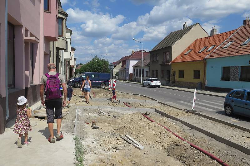 Na rozkopaných ulicích v Okříškách vzniknou nové přechody.