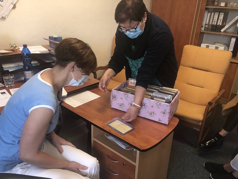 152 kusů krajkových srdcí předaly zástupkyně žďárské příspěvkové organizace Activ v nemocnici v Novém Městě na Moravě.
