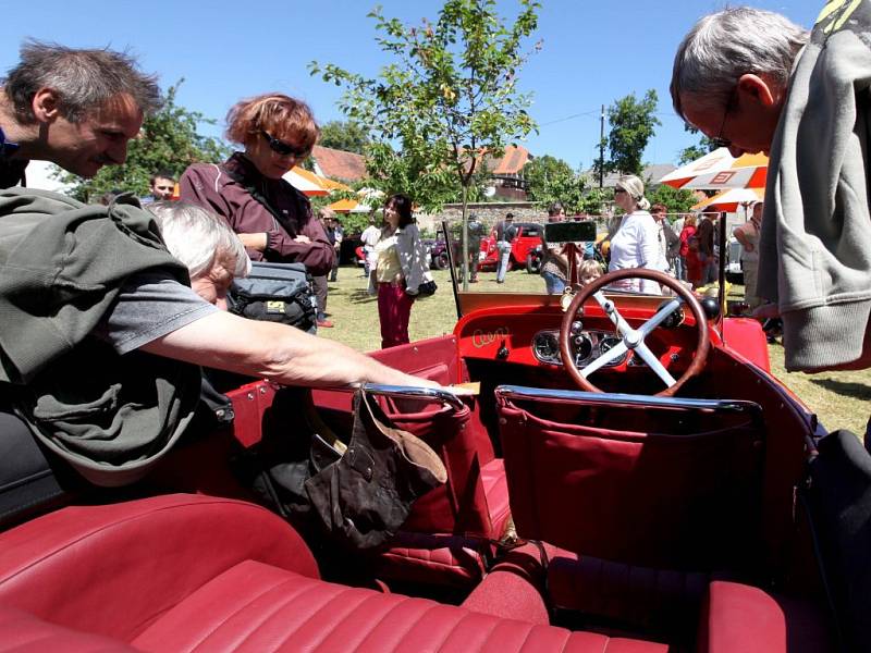 K vidění bylo na sto padesát historických automobilů, motocyklů a všelijakých hejblat a to od roku 1905 až po nedávnou minulost.