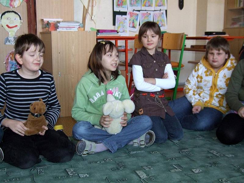 Finalistka soutěže Zlatý Amos Vladimíra Matějková se svými žáky.