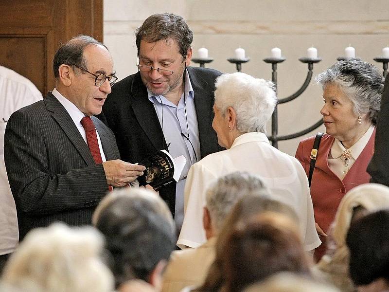 Zapálením sedmiramenného svícnu neboli menory a minutou ticha za šest milionů obětí holokaustu byl v Zadní synagoze ve čtvrtek slavnostně zahájen již sedmý ročník Třebíčského židovského festivalu.