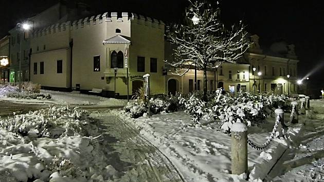 První sníh a začátek adventu v Moravských Budějovicích.
