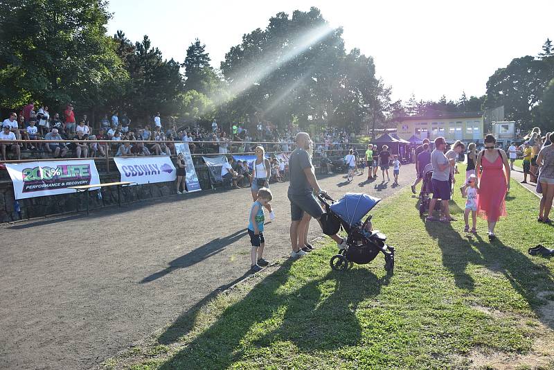 Sokolský stadion se v sobotu odpoledne proměnil v motocrosovou arénu. Freestyle kousky zde předváděli mimo jiné i bratři Podmolové nebo třebíčský rodák a jezdec František Máca.