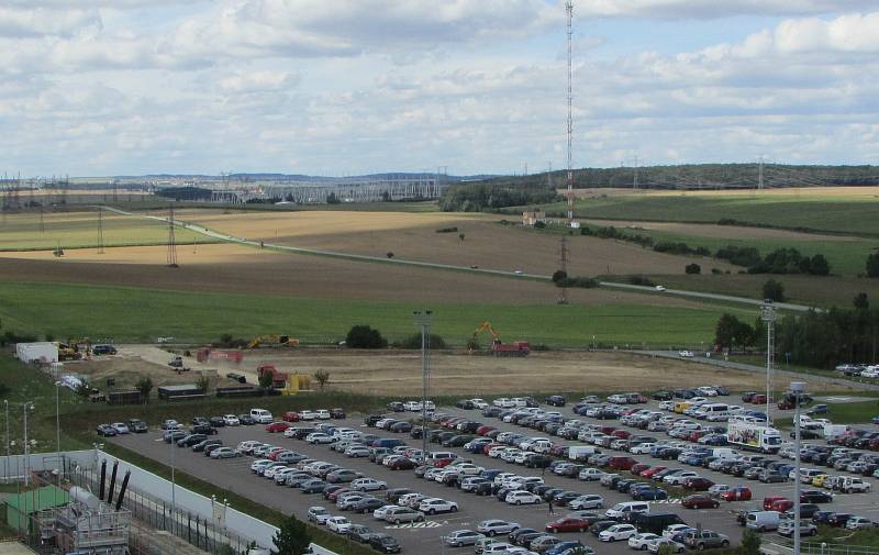 Dukovanští získají nové parkoviště. Bonusem budou fotovoltaické panely nad zaparkovanými auty.