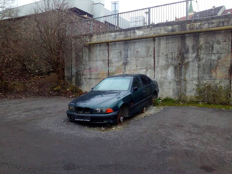 Vrak vysloužilého BMW zamotal hlavu dělníkům i zadavateli prací při zpevňování povrchu parkoviště v Otmarově ulici v Třebíči.