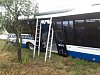 U Rouchovan sjel do příkopu autobus, dvanáct cestujících se nemohlo dostat ven