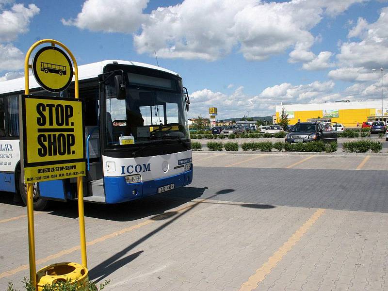 Nákupní centrum Stop Shop.  Zdarma do areálu zajíždějí autobusy z autobusového nádraží.