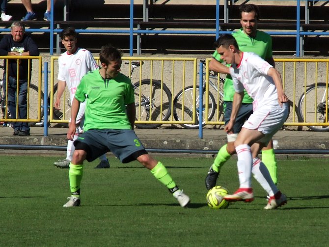 Tým FC Náměšť nad Oslavou-Vícenice (na archivním snímku v zeleném) plánuje po sestupu z krajského přeboru dát v 1. A třídě ve větší míře šanci mladým hráčům a stabilizovat sestavu.