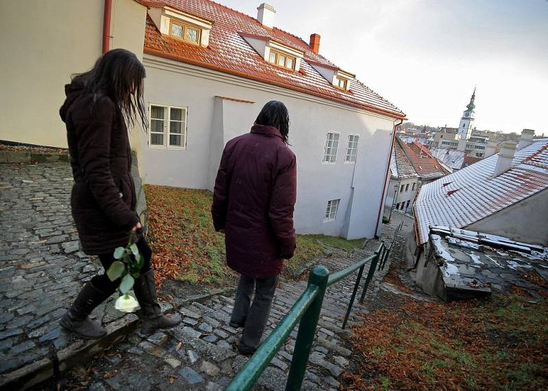 Při Dni památky obětí holocaustu navštívil pietní průvod židovský hřbitov i jednotlivé stolpersteiny.