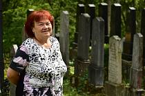 Božena Mikysková na židovském hřbitově v Třebíči, který její rodina správcuje už od roku 1912.