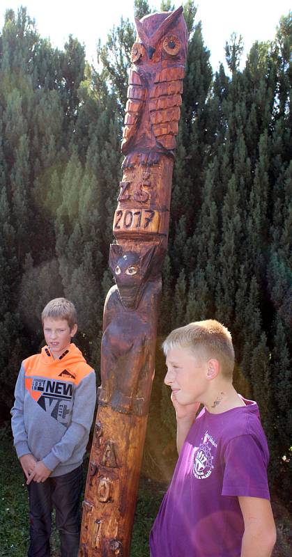 Školáci v Rapoticích mají na hřišti indiánský totem. S pomocí řezbáře Karla Forala je vyřezali žáci.