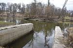 Okolí rybníků v zámeckém parku v Jemnici bude bezpečnější. Zpevní jejich břehy.