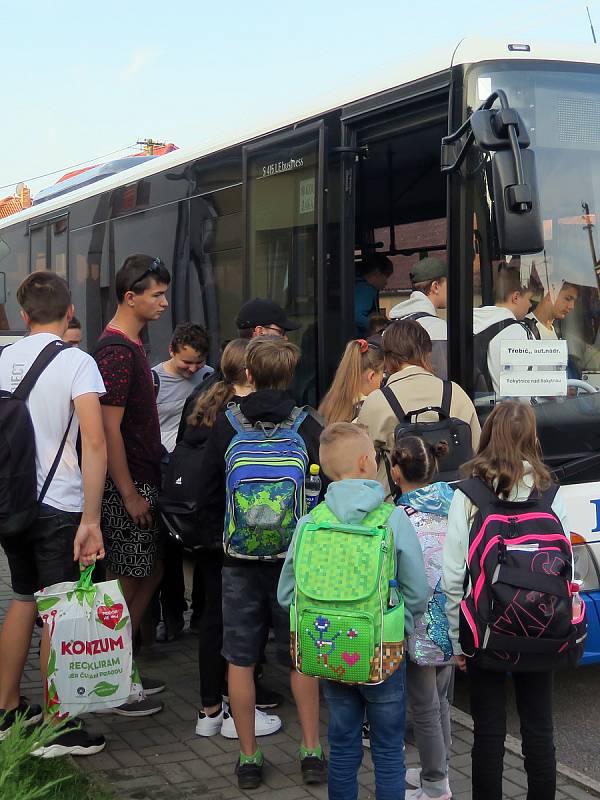 Školáci ze Starče se do ranního autobusu stěží vejdou.