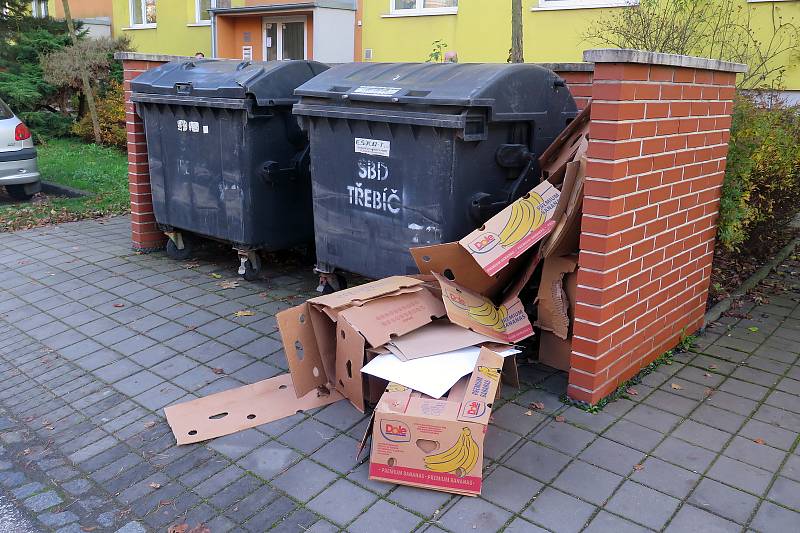 Nepořádek u kontejnerů na tříděný odpad v Třebíči. Fotografie pochází z října 2022, kdy kampaň Nebuď prase již běžela