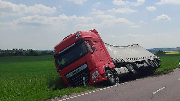 Nehoda kamionu u Rácovic na Třebíčsku.