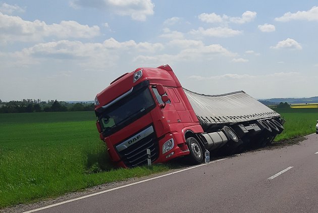 Nehoda kamionu u Rácovic: auto skončilo v příkopě, škoda je přes sto tisíc korun