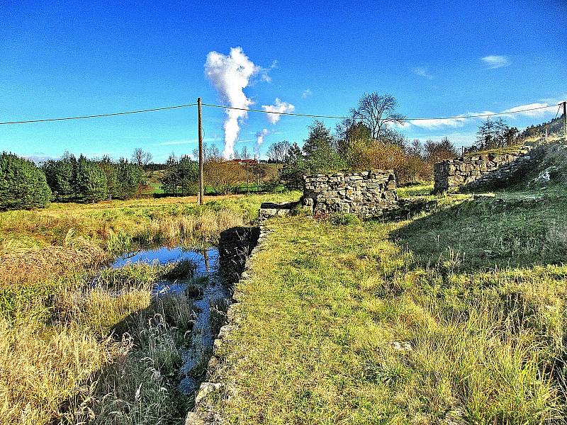 Pozůstatky zaniklé osady a tvrze Mstěnice. V pozadí vodní páry z chladících věží JE Dukovany, foto Ludvík Havlát