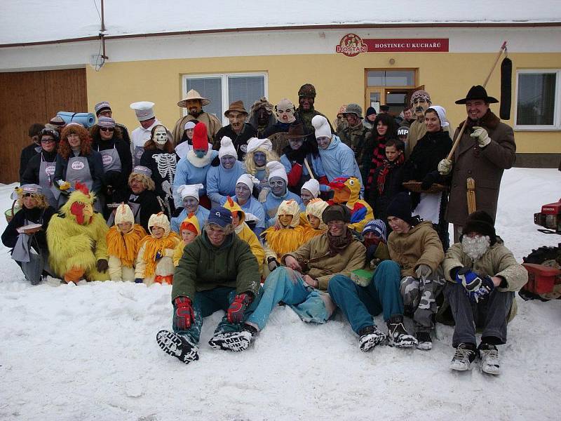 MASOPUST. Masopust ve Výčapech 2010. Tradiční a oblíbené  akce místních hasičů se letos zúčastnila stovka masek.