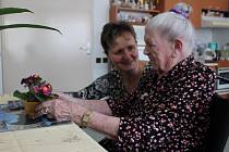 Paní Blaženě Šedé z Nového Města na Moravě je 101 let. Na snímku je s ředitelkou pečovatelského domu Hanou Janů.