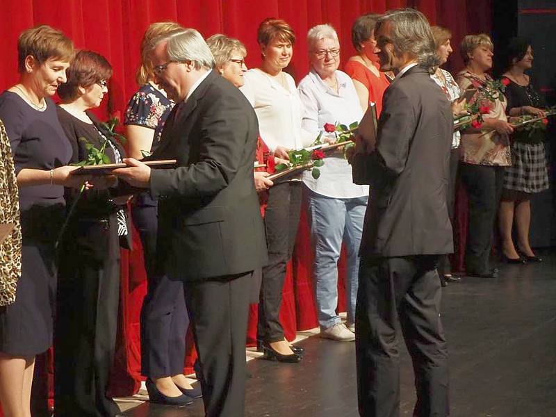 Ocenění z rukou představitelů města Třebíče obdrželo na Den učitelů čtrnáct žen. Řád bílé křídy dostalo jedenáct pedagogických a tři provozní zaměstnankyně škol.