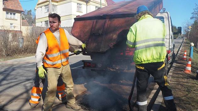 V Třebíči nechává radniční odbor dopravy díry v silnicích opravit trvanlivou metodou.