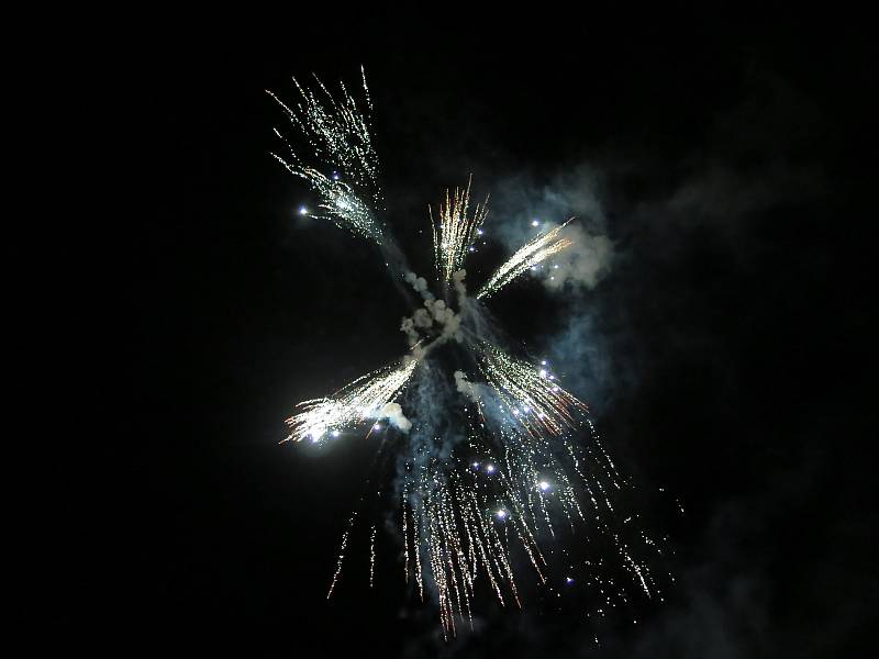 Novoroční ohňostroj se tentokrát odpaloval z třebíčského Kostelíčku.